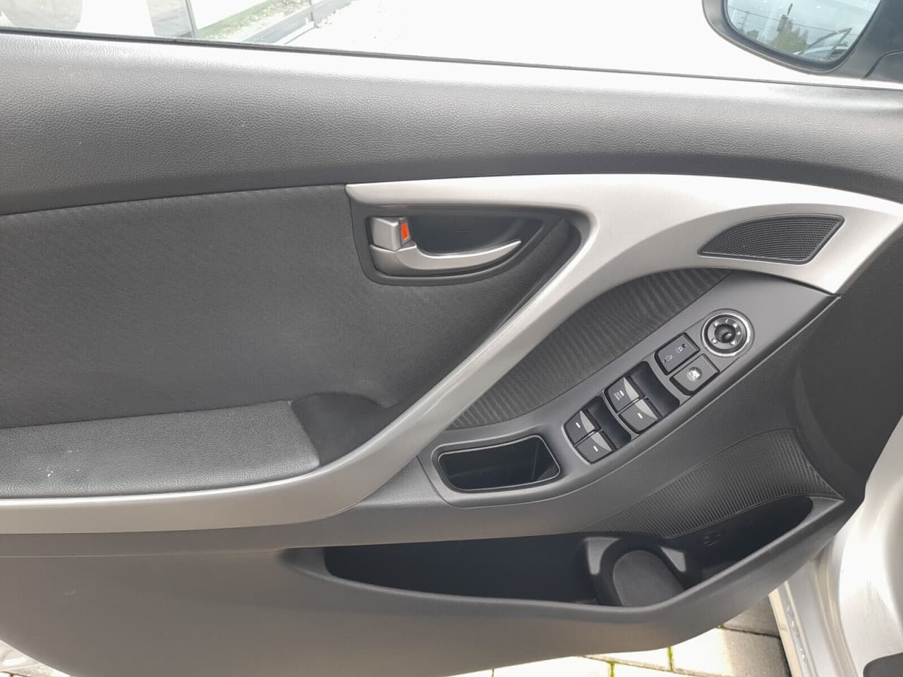 Hyundai Elantra - zdjęcie 12